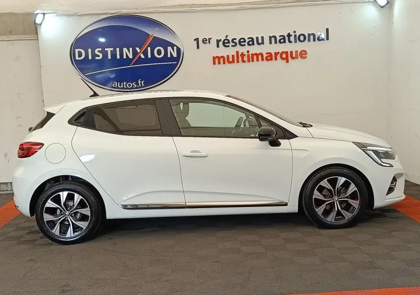 Profil droit de la Renault Clio Evolution TCe 100 GPL blanche, avec jantes alliage et rétroviseurs noirs.