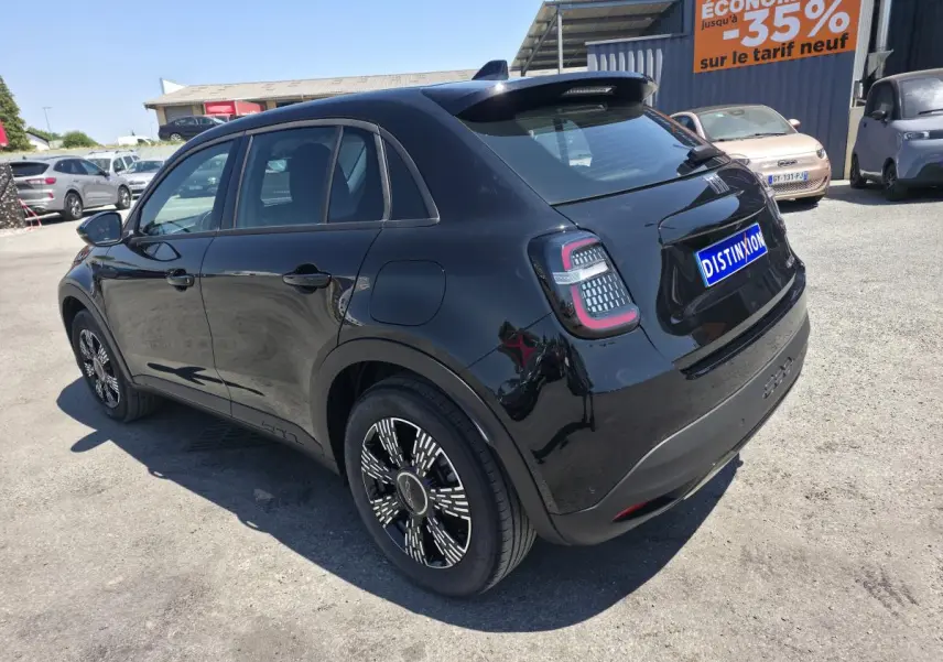 Vue 3/4 arrière droite d'une FIAT 600 noire 2025 avec jantes alliage et feux arrière LED distinctifs.