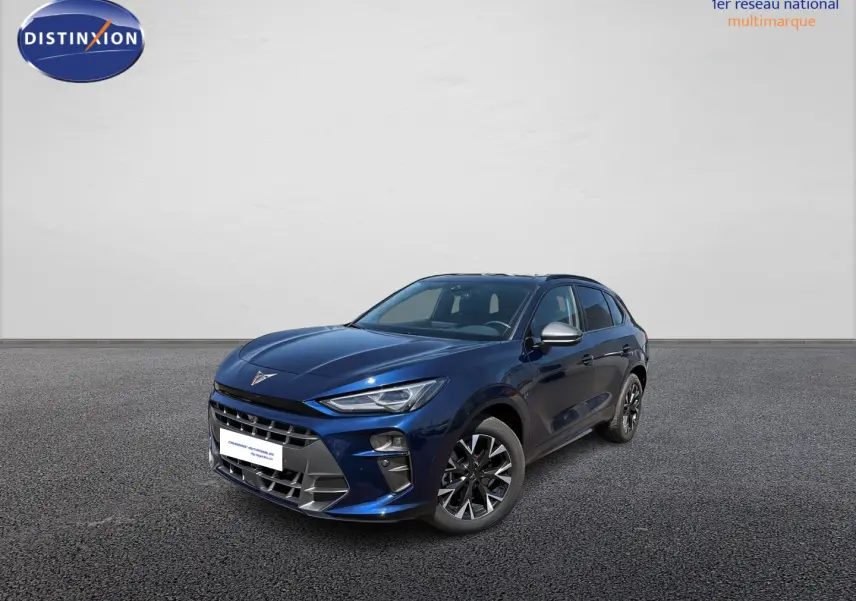 Vue 3/4 avant droite d'une CUPRA Terramar bleu métallisé avec jantes alliage et rétroviseurs argentés sur fond neutre.