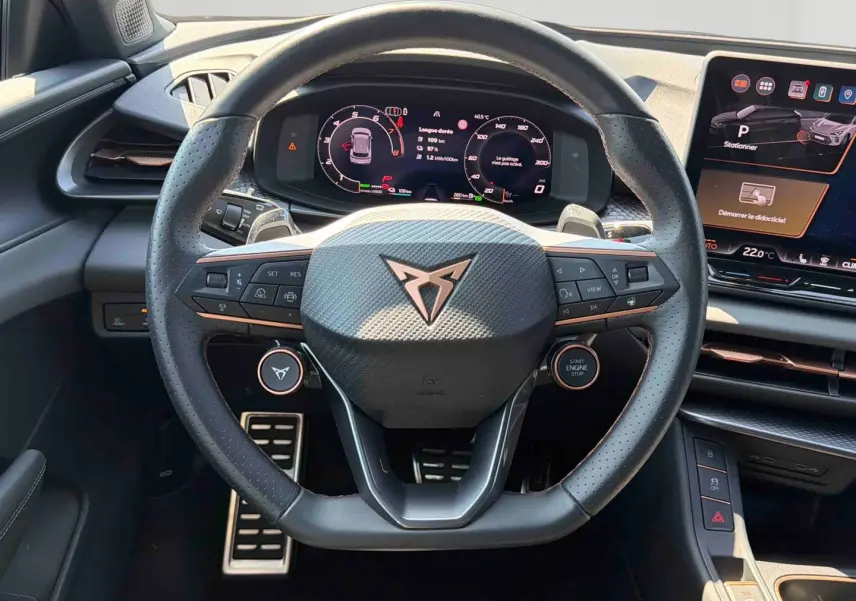 Vue centrée sur le volant sport cuir noir perforé avec logo CUPRA cuivré et tableau de bord numérique du Terramar 2025.