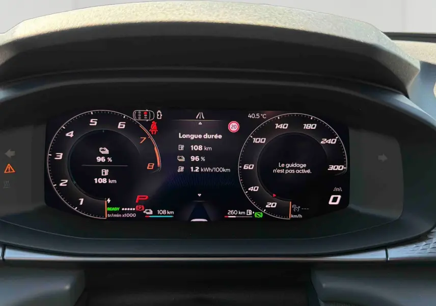 Affichage numérique du tableau de bord de la CUPRA Terramar 2025, avec informations batterie et vitesse, vue frontale.