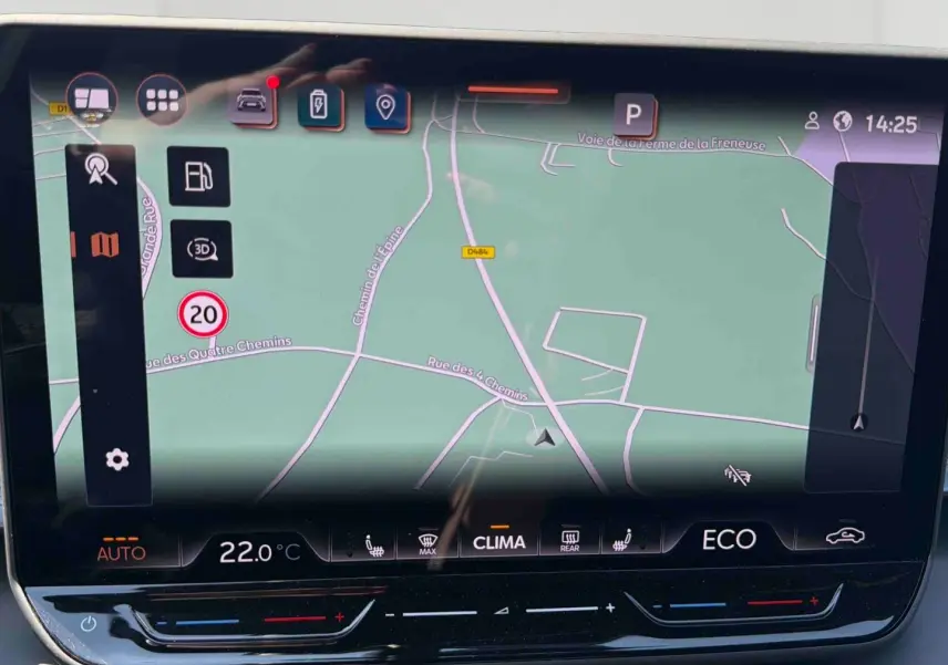 Écran tactile central affichant la navigation et la climatisation à 22°C dans une CUPRA Terramar 2025.