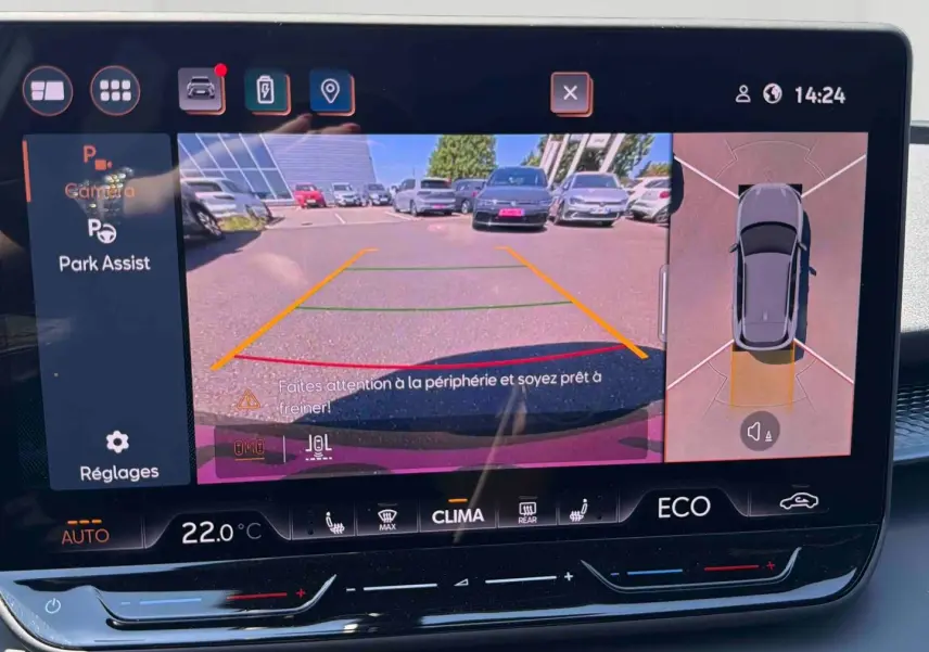 Écran tactile du système de caméra de recul et aide au stationnement dans un CUPRA Terramar bleu, vue intérieure.