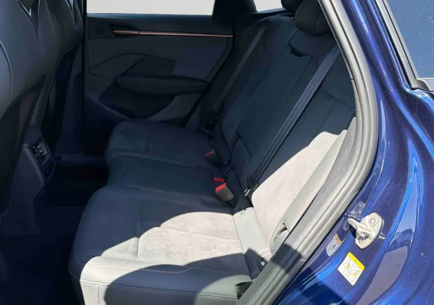 Vue intérieure côté droit des sièges arrière en suédine grise du CUPRA Terramar bleu métallisé avec portière ouverte.