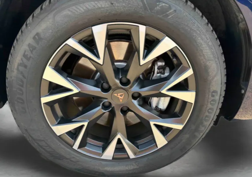 Gros plan sur la jante alliage bicolore avec logo CUPRA au centre, montée sur pneu Goodyear du CUPRA Terramar bleu.