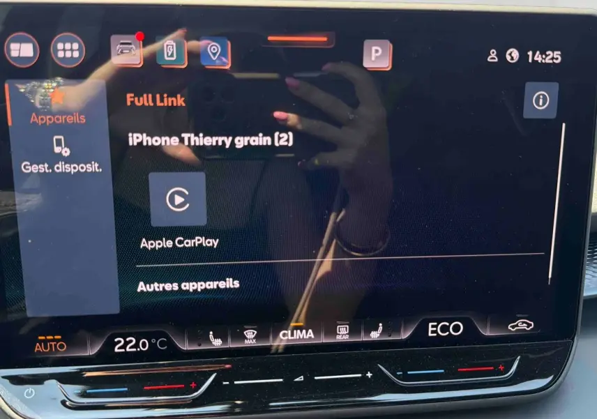 Écran tactile central du CUPRA Terramar 2025 affichant la connexion Apple CarPlay, avec commandes climatisation et mode ECO.