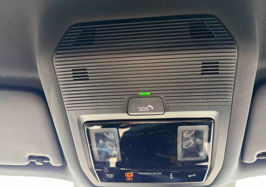 Vue en contre-plongée du plafonnier intérieur gris avec bouton SOS et éclairages de lecture d'une CUPRA TERRAMAR 2025.