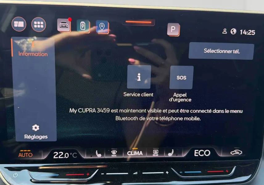 Écran tactile central de la CUPRA Terramar 2025 montrant les réglages climatisation et options connectées.
