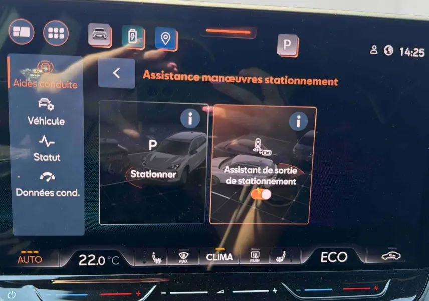 Écran tactile intérieur affichant l'assistance au stationnement du CUPRA Terramar bleu, vue de face du tableau de bord.