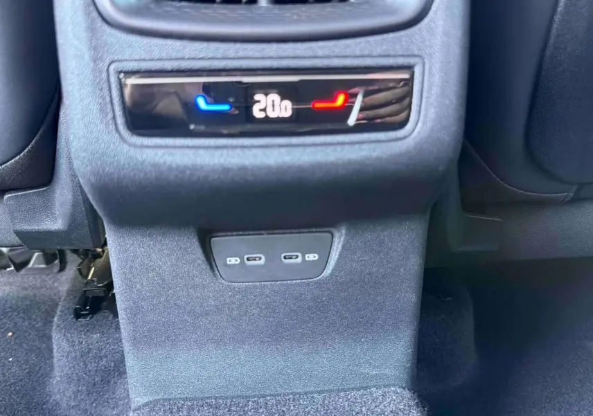 Détail de la console arrière avec commandes de climatisation et ports USB-C du CUPRA Terramar 2025 bleu.