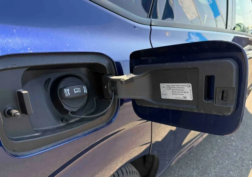 Détail de la trappe à carburant ouverte côté gauche d’une CUPRA Terramar bleue métallisée 2025.