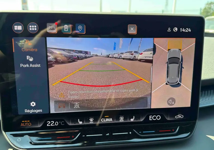 Écran tactile intérieur montrant la caméra de recul et l’aide au stationnement du CUPRA Terramar 2025.