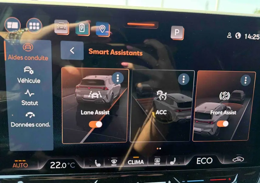 Écran tactile intérieur affichant les aides à la conduite du CUPRA Terramar 2025 en mode Smart Assistants.