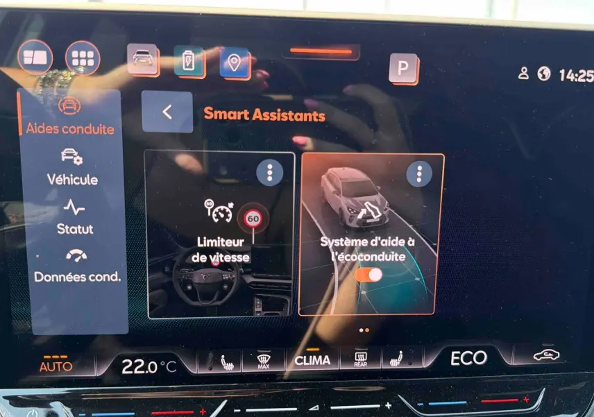 Écran tactile intérieur affichant les assistants de conduite du CUPRA Terramar 2025, avec interface en français.