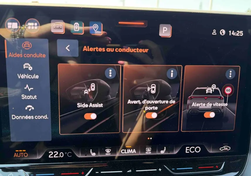 Écran tactile central du CUPRA Terramar 2025 affichant les alertes au conducteur avec interface moderne et design noir texturé.