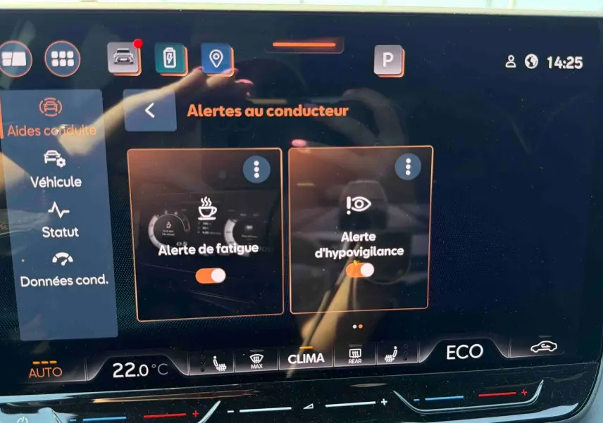 Écran tactile du système d’info-divertissement affichant les alertes au conducteur dans une CUPRA Terramar 2025.