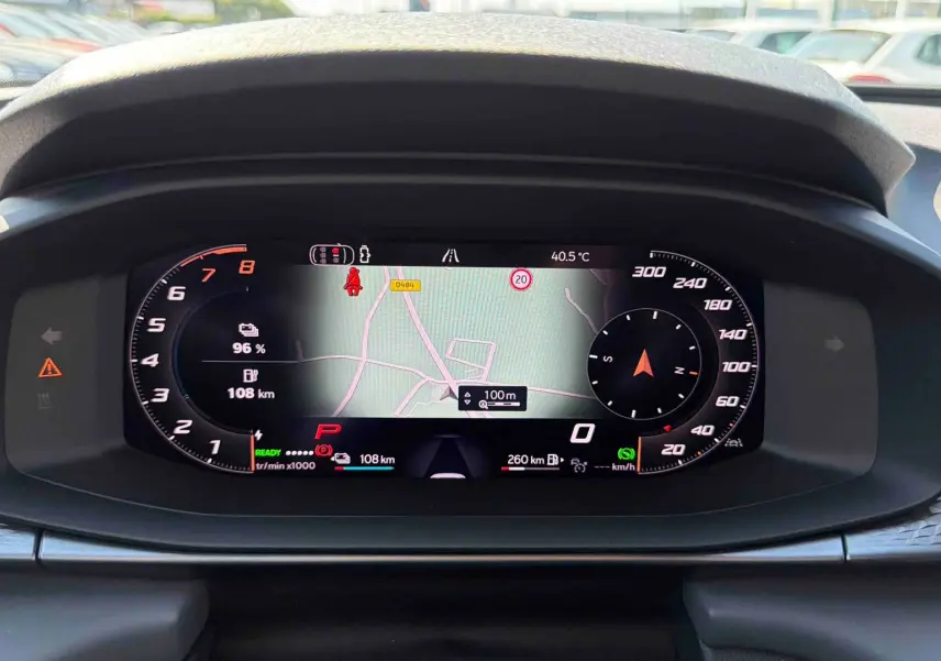 Vue rapprochée du tableau de bord numérique du CUPRA Terramar 2025 avec affichage carte et compteurs digitaux.