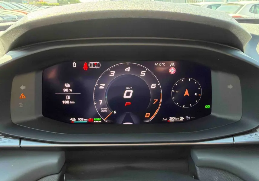 Vue rapprochée du tableau de bord numérique de la CUPRA Terramar 2025 avec affichage digital complet et design texturé noir.
