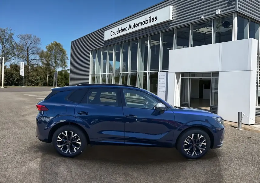 Vue de profil côté gauche d'une CUPRA Terramar 2025 bleu métallisé avec jantes alliage et rétroviseurs argentés.