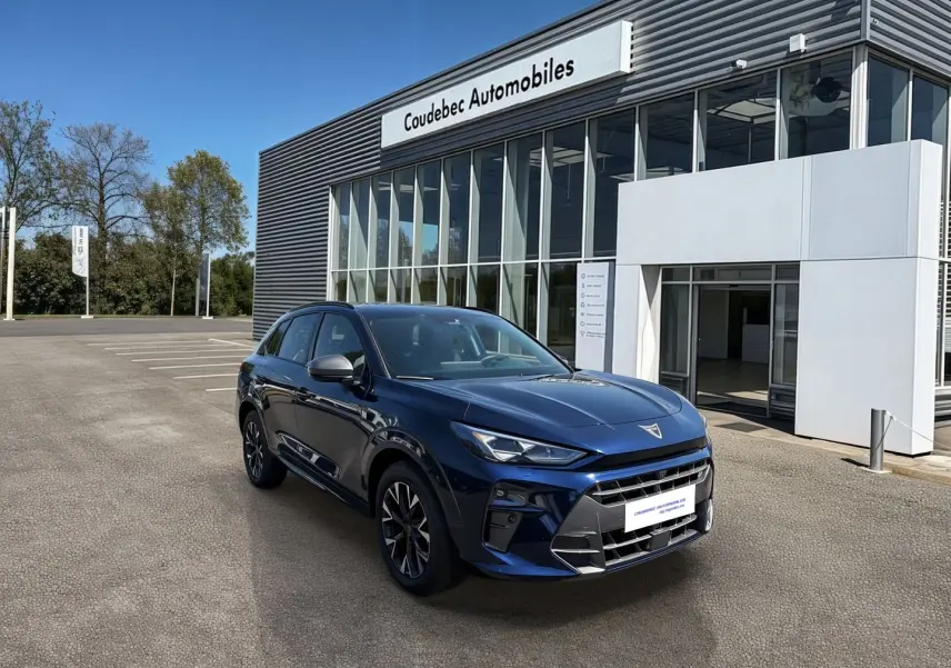 Vue 3/4 avant d'un CUPRA Terramar bleu métallisé garé devant un bâtiment moderne de concession automobile.