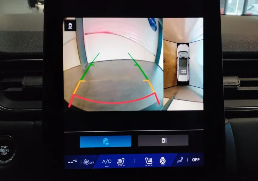 Écran multimédia du Renault Symbioz 2025 montrant la caméra de recul et la vue 360° intérieure.