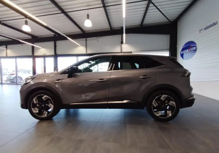 Profil droit du Renault SYMBIOZ 2025 gris Cassiopée avec jantes 18 pouces Gravity et détails noirs brillants.
