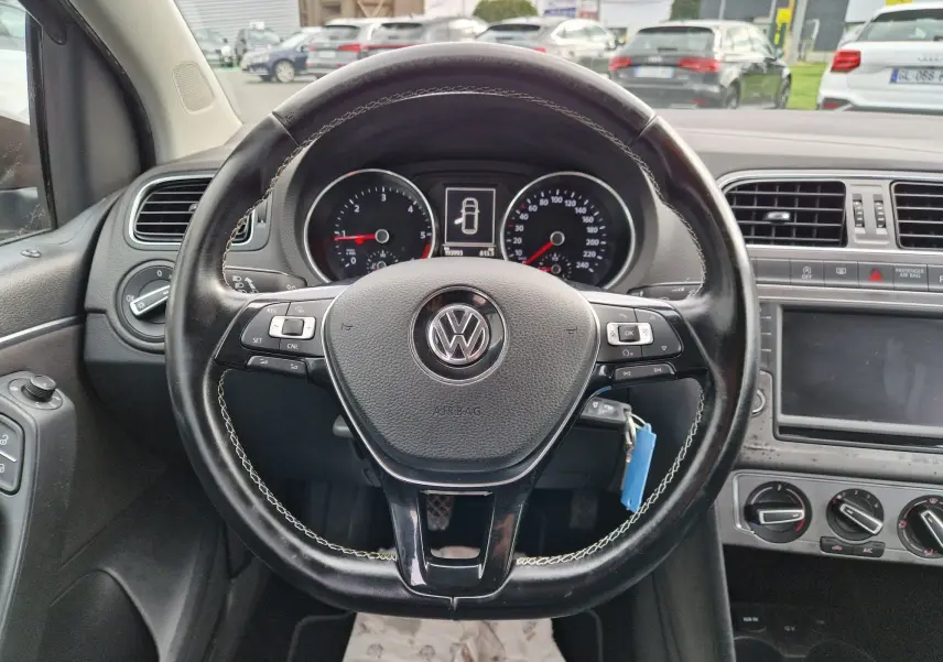 Vue intérieure centrée sur le volant cuir noir de la Volkswagen Polo 1.4 TDI 2015 avec tableau de bord et commandes visibles.