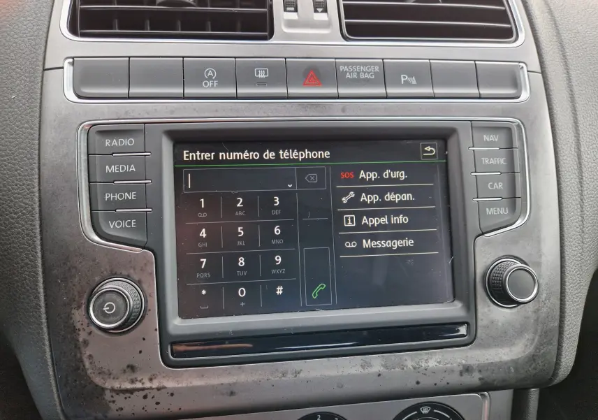 Vue rapprochée de l’écran tactile central du système multimédia de la Volkswagen Polo 2015 finition Lounge, avec interface d’appel téléphonique.