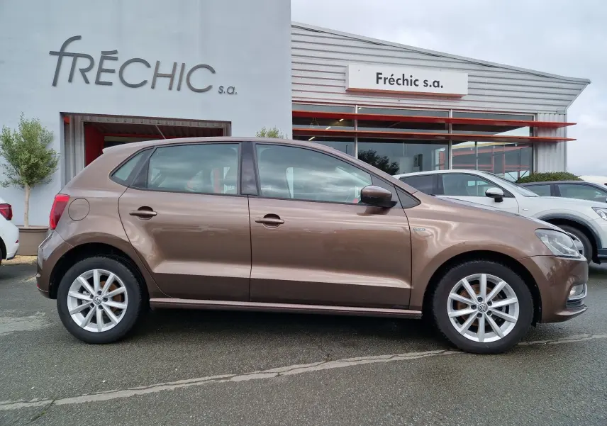 Volkswagen Polo 1.4 TDI 2015 brun vue de profil côté gauche, avec jantes alliage et rétroviseurs noirs.