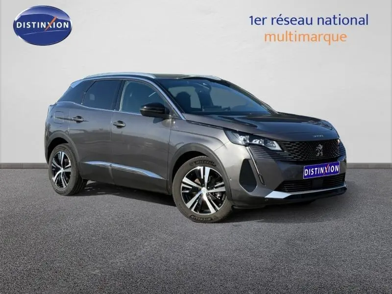 Peugeot 3008 Gris Platinium en 3/4 avant droit, avec jantes alliage et calandre noire distinctive.