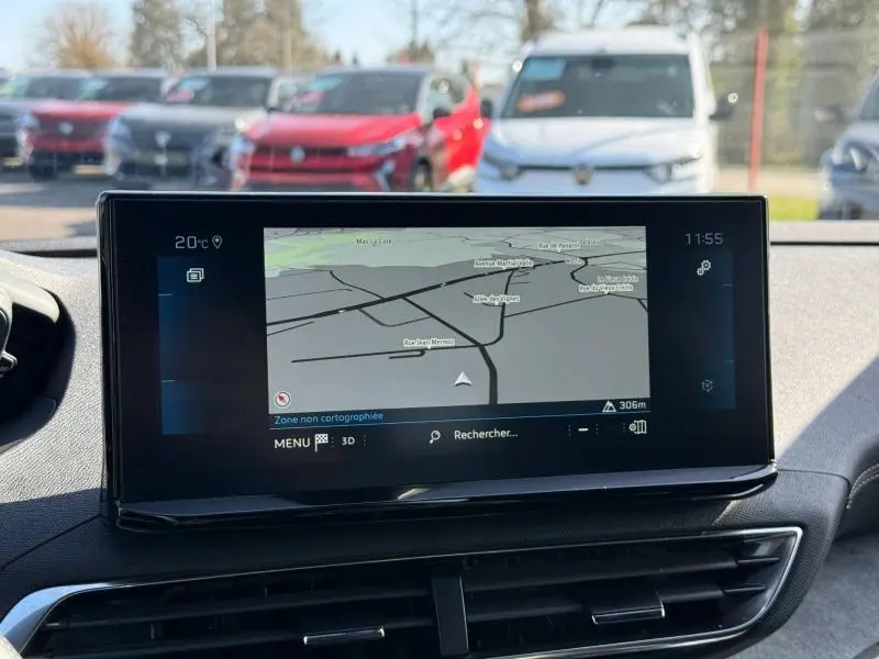 Écran tactile central du Peugeot 3008 2024 affichant la navigation, avec tableau de bord gris et vue extérieure floue.