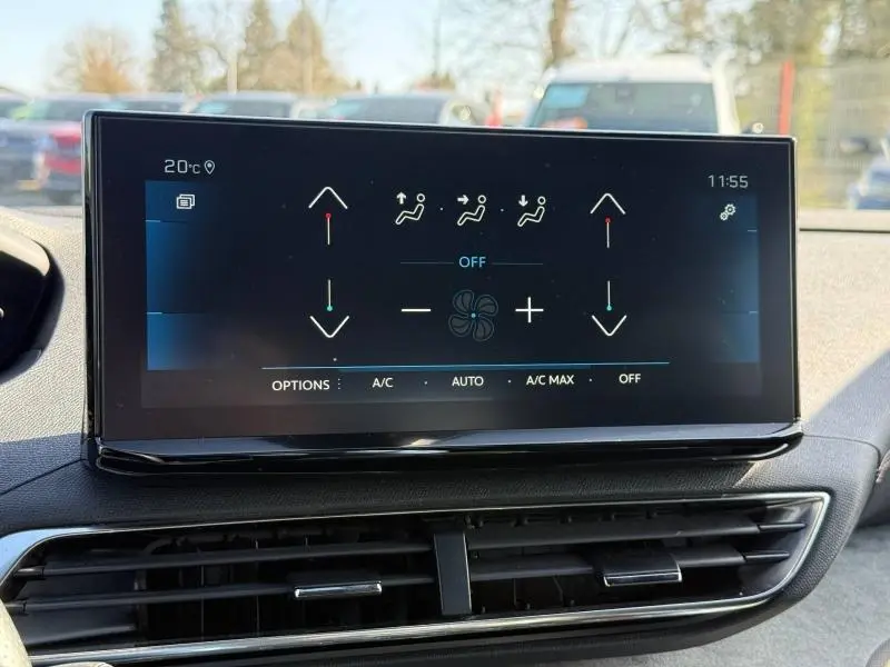 Écran tactile central du Peugeot 3008 2024 affichant les réglages de climatisation, avec tableau de bord noir et aérateurs en dessous.