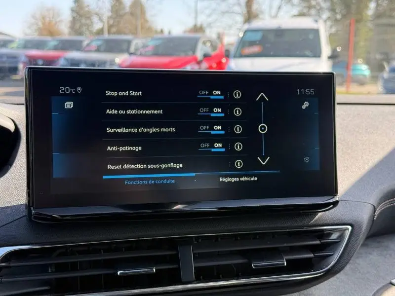 Écran tactile central du Peugeot 3008 2024 affichant les réglages d'aides à la conduite dans un intérieur gris.