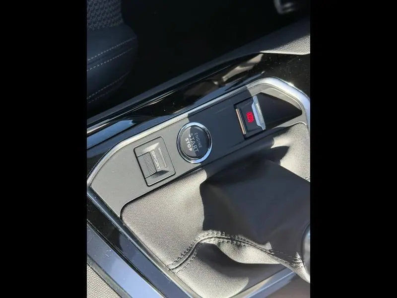 Gros plan sur la console centrale du Peugeot 3008 Gris Platinium 2024, montrant bouton start/stop et mode sport.