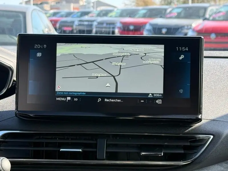 Écran tactile central du Peugeot 3008 2024 affichant la navigation, vu de face dans l'habitacle.