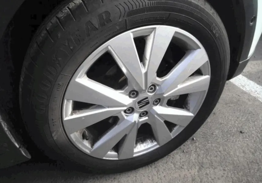 Gros plan sur la jante alliage 17'' argentée du SEAT Arona blanc Nevada, avec pneu Goodyear visible.