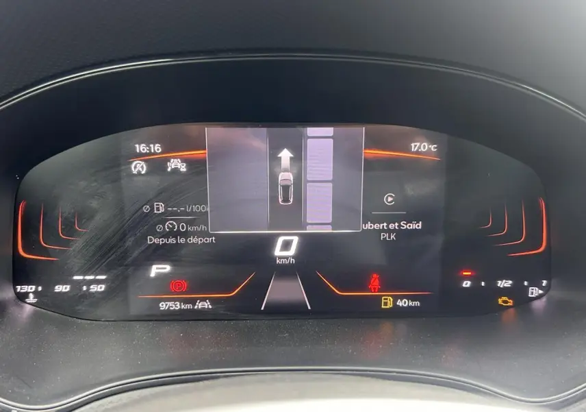 Tableau de bord digital du SEAT Arona TSI 115 DSG Xpérience affichant la vitesse à 0 km/h et l'assistance au stationnement.