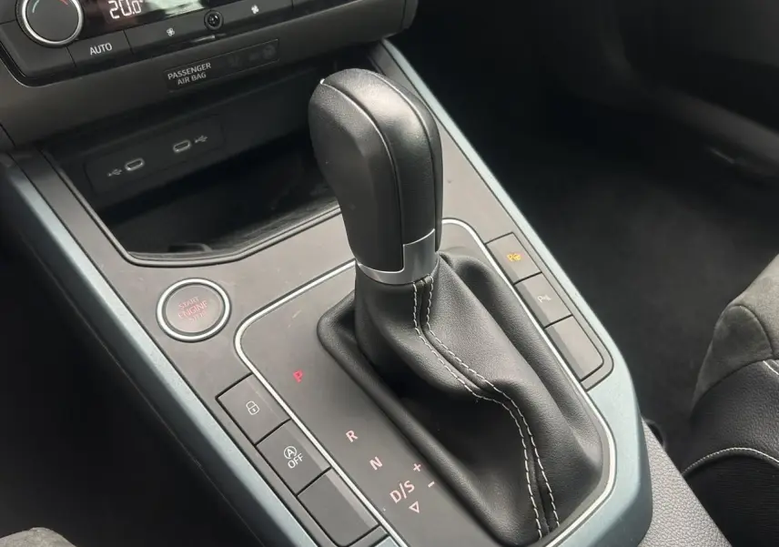 Le levier de vitesses automatique noir de la SEAT Arona TSI 115 DSG vu en gros plan côté console centrale.