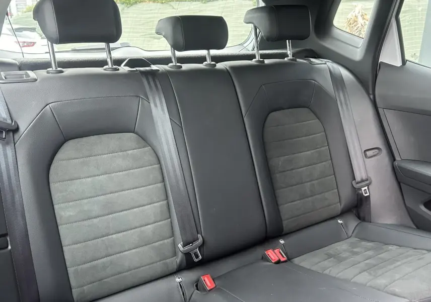 Vue intérieure du siège arrière en cuir-alcantara noir du SEAT Arona TSI 115 DSG Xpérience 2025.
