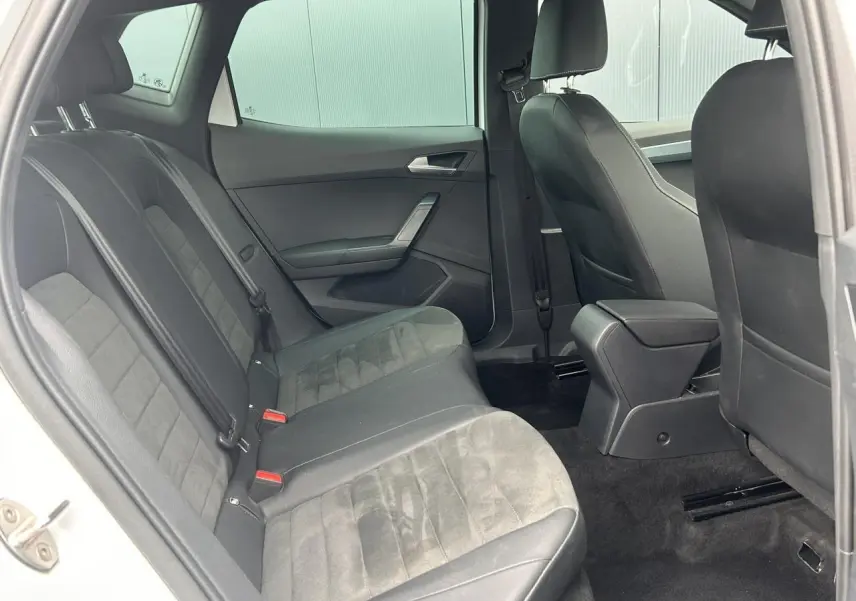 Vue intérieure côté gauche des sièges arrière en suédine noire du SEAT Arona TSI 115 DSG Xpérience 2025.