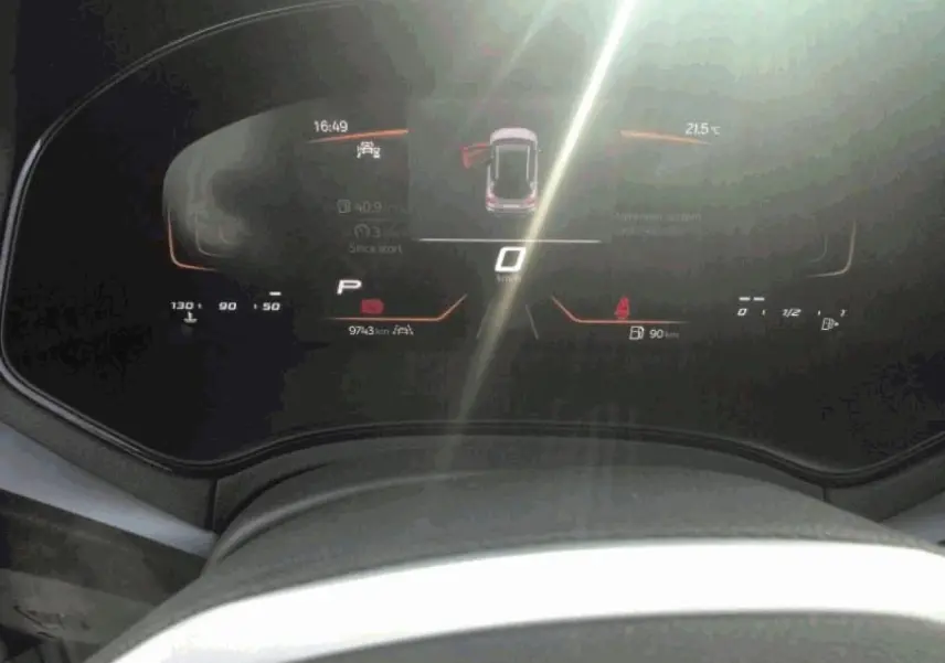 Vue rapprochée du tableau de bord digital du SEAT Arona 2025, affichage numérique avec informations de conduite.