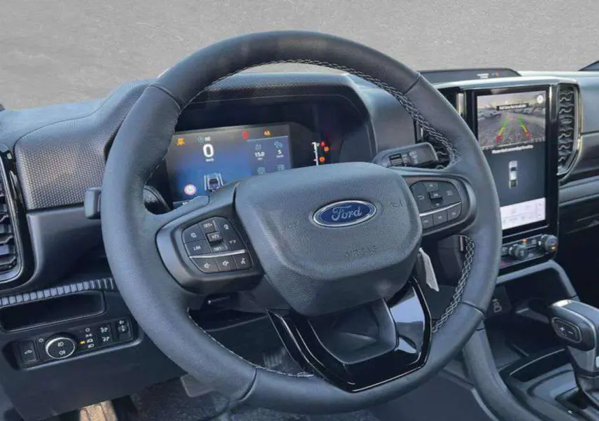Vue intérieure du volant cuir multifonctions et tableau de bord numérique du Ford Ranger 2025, avec écran tactile central.