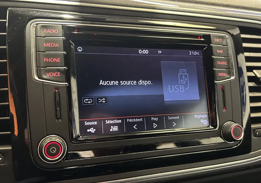 Écran tactile central du tableau de bord de la Volkswagen Coccinelle 2016 avec interface USB et boutons de contrôle noirs.