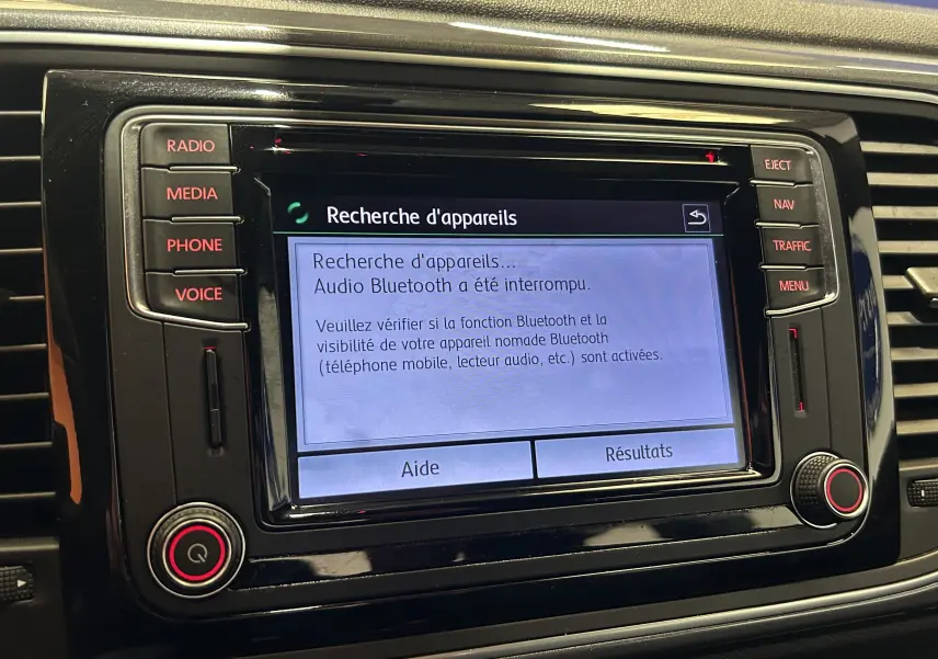 Écran central tactile du GPS de la Volkswagen Coccinelle 2016, affichant une recherche d'appareils Bluetooth.