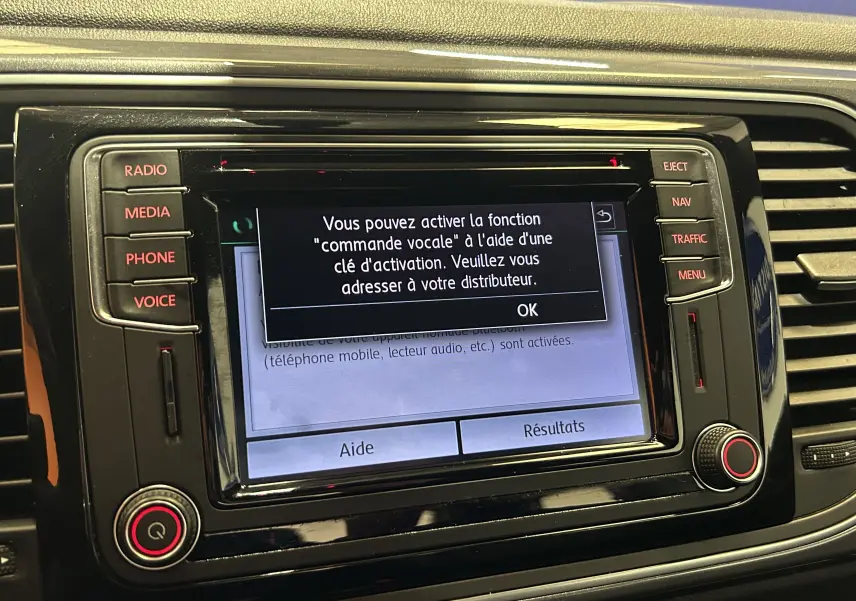 Écran central tactile du GPS de Volkswagen Coccinelle 2016, avec message d'activation commande vocale affiché.