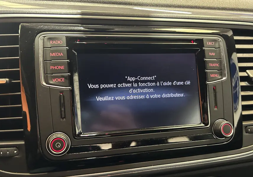 Gros plan sur l'écran tactile central du GPS de la Volkswagen Coccinelle 2016, avec interface App-Connect affichée.