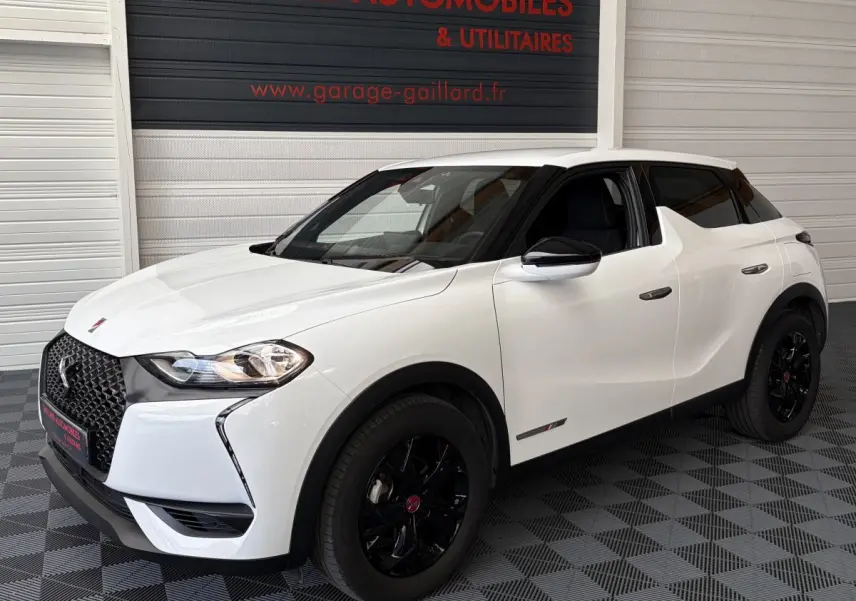 Vue 3/4 avant droite d'un DS3 Crossback blanc avec jantes noires et rétroviseurs électriques noirs.