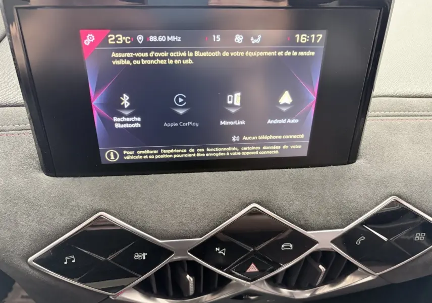 Écran tactile central du DS3 Crossback blanc 2022 affichant options Apple CarPlay et Android Auto, avec commandes en losange.