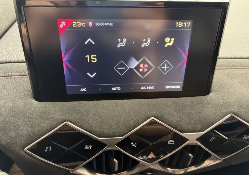 Écran tactile central affichant la climatisation sur tableau de bord en alcantara gris du DS3 Crossback blanc.