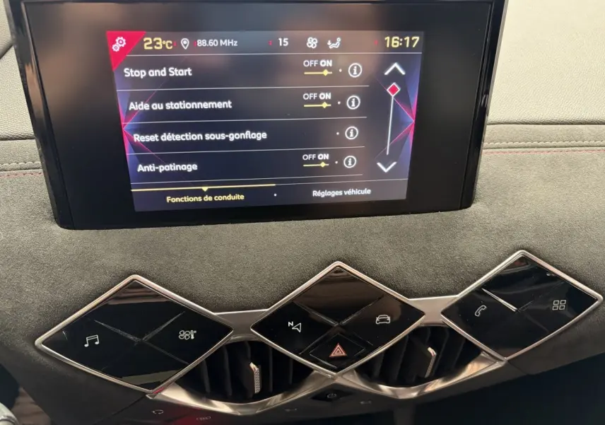 Écran tactile central affichant les réglages d’aide à la conduite dans l’habitacle du DS3 Crossback blanc.